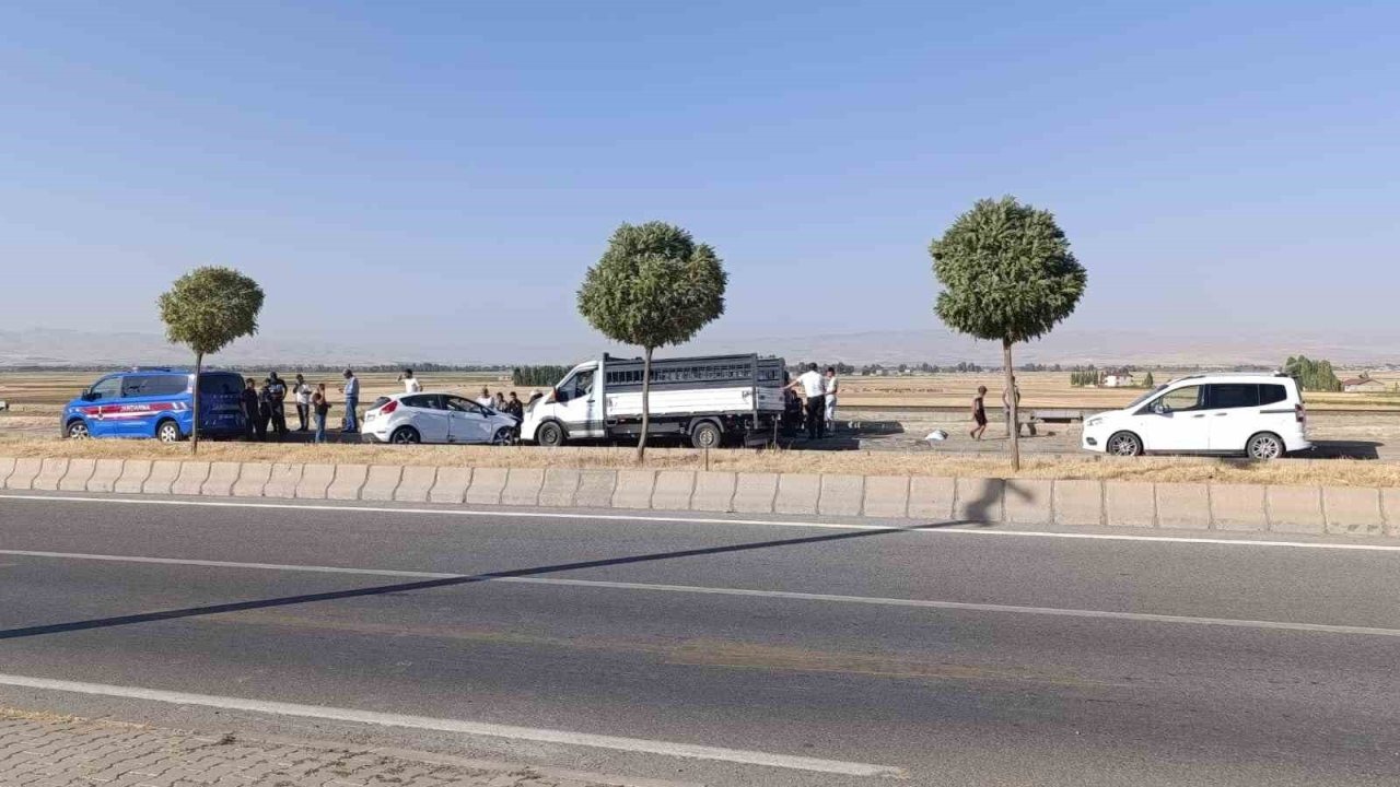 Muş’ta iki aracın karıştığı kazada  2 kişi yaralandı