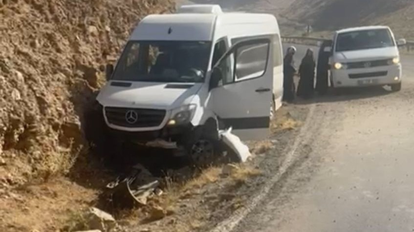 Van Yolunda minibüs kaza yaptı: 18 yolcu ölümden döndü