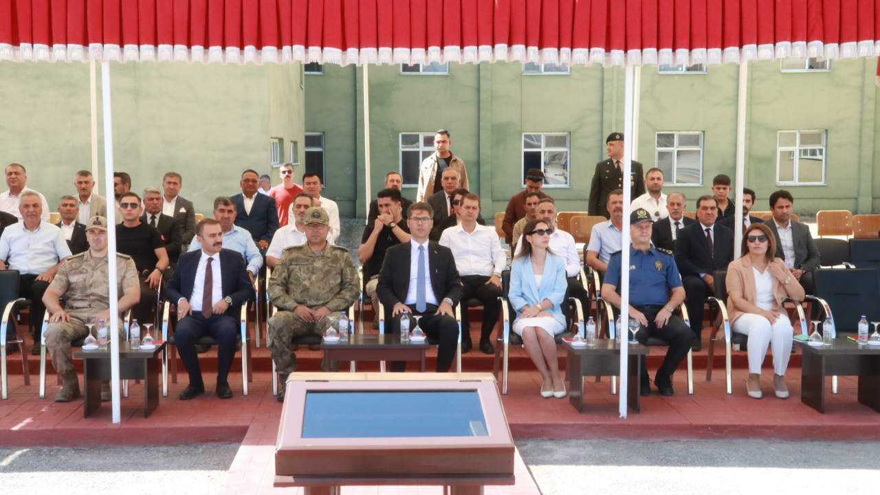 Erciş'te Sancak Devir Teslim Töreni
