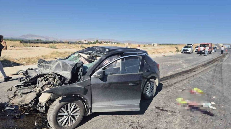 Kamyon ile otomobilin karıştığı kazada 1 kişi hayatını kaybetti