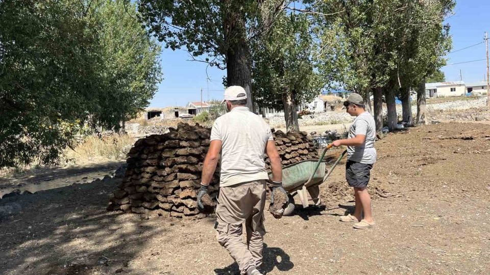 Köylüler de kışlık tezek mesaisi başladı