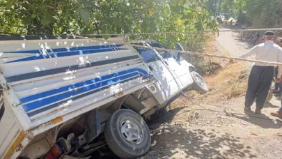 Hakkari Şemdinli’de halatlı kurtarma operasyonu: Kamyonet uçurumun kenarından kurtarıldı