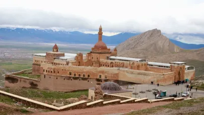 (Videolu Haber) Osmanlı’nın Görkemli Eseri Ağrı İshak Paşa Sarayı Ziyaretçilerini Büyülüyor