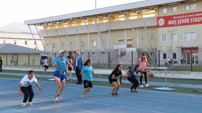 Genç atletler yaz spor okullarında ter döküyor