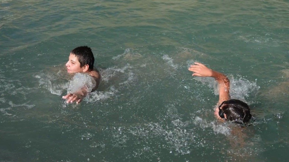 Üzümlü'de çocuklar hem serinliyor hem de eğleniyor!