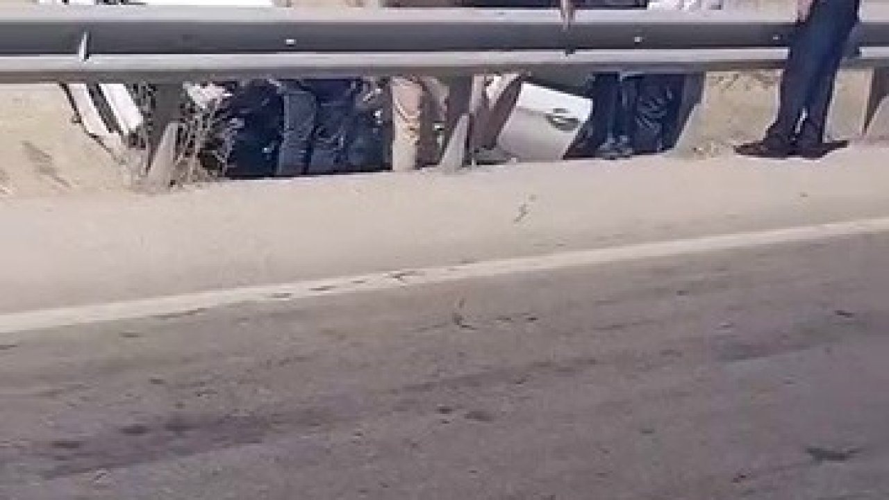 Otomobil refüjdeki boşluğa düştü