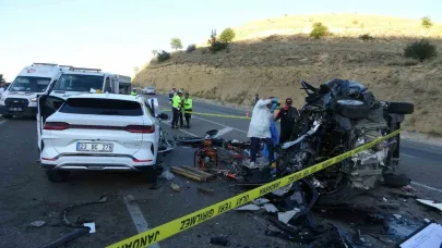 Feci Kaza hafif ticari araç ile otomobil kafa kafaya çarpıştı: 4 ölü, 2 yaralı