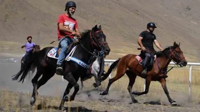 Geleneksel Rahvan At Yarışları nefesleri kesti