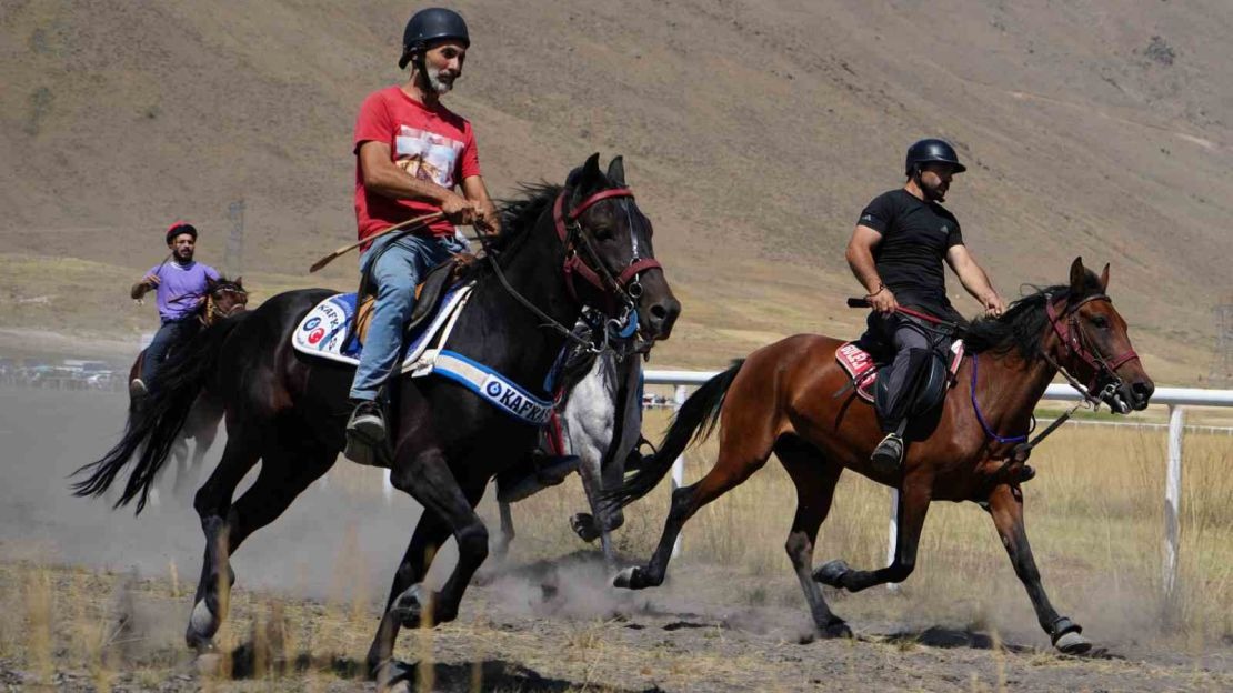 Geleneksel Rahvan At Yarışları nefesleri kesti