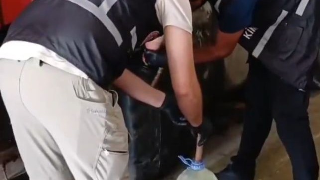Tırın yakıt deposuna 33 litre sıvı metamfetamin ele geçirildi