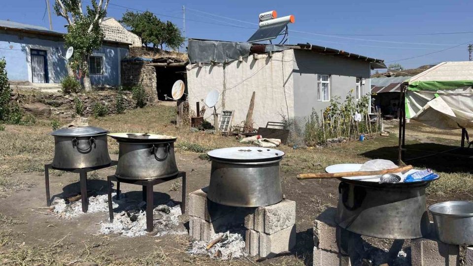Kars’ta 78 yaşındaki düğün aşçısı 30 yıldır kazanda aşk pişiriyor