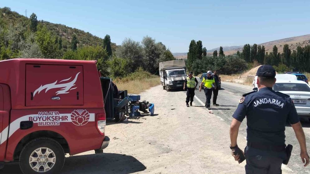 Otomobil ile çapa motoru çarpıştı: 3 yaralı