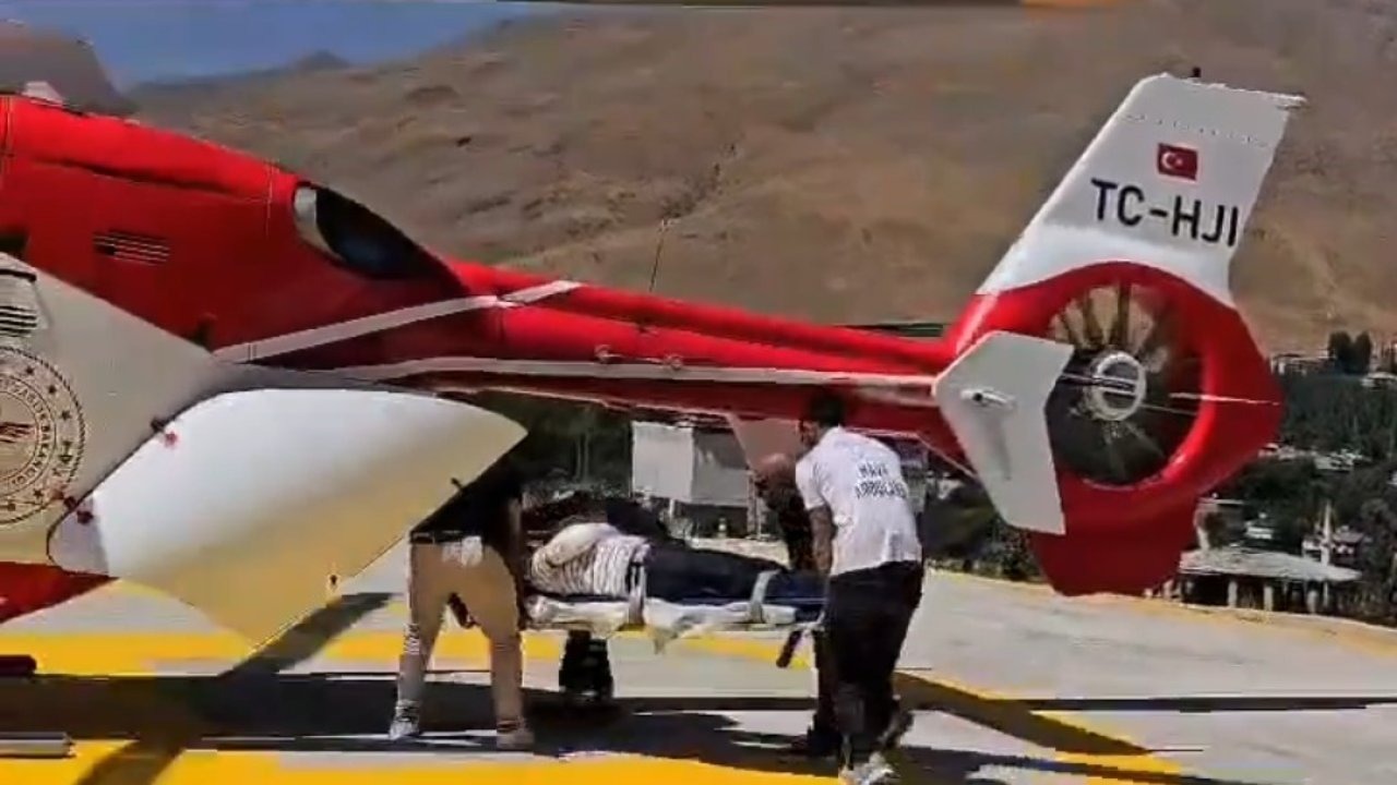 Van'da ambulans helikopter kolu kırık hasta için havalandı