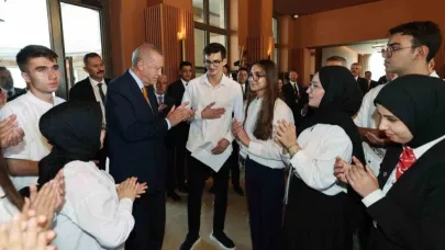 Cumhurbaşkanı Erdoğan, Ahlat’ta öğrencileri kabul etti