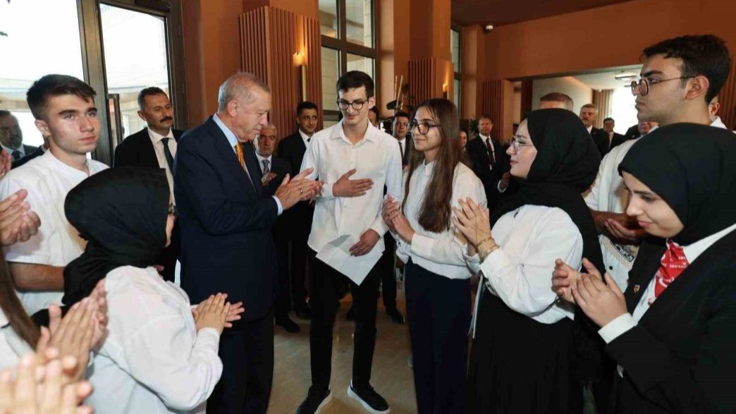 Cumhurbaşkanı Erdoğan, Ahlat’ta öğrencileri kabul etti