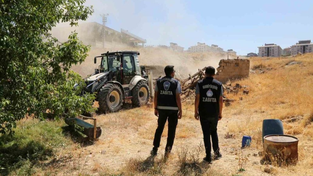 Van’da metruk yapı ve ahırların yıkımını sürüyor
