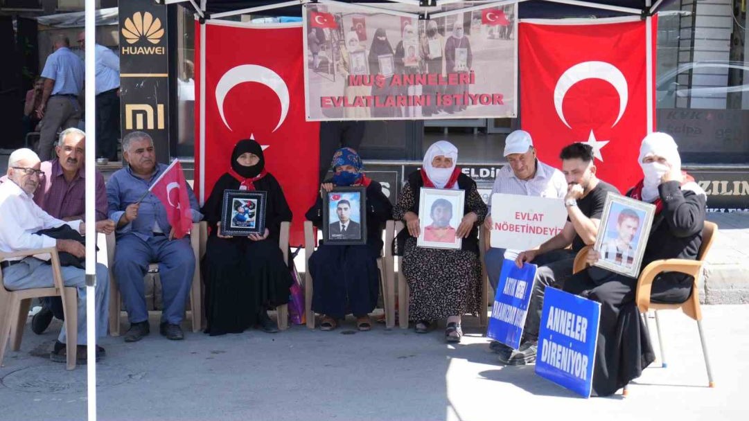 Muş’ta ailelerin evlat nöbeti sürüyor
