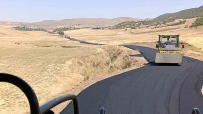 Muş’ta kırsal bölgelerin yolları sıcak asfaltla buluşuyor