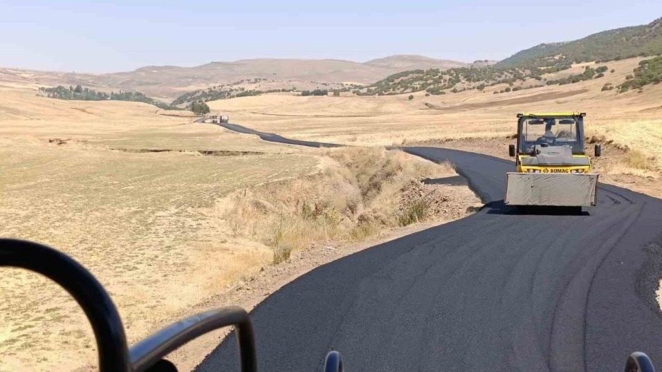 Muş’ta kırsal bölgelerin yolları sıcak asfaltla buluşuyor