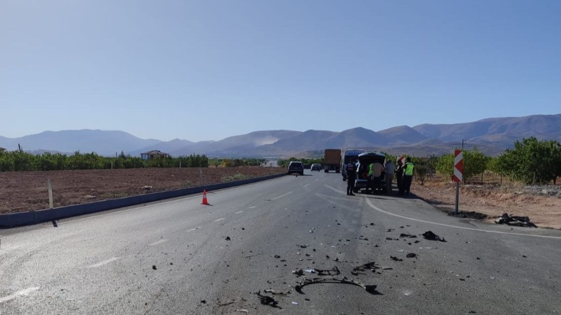 Minibüs ile otomobilin karıştığı kazada 9 kişi yaralandı