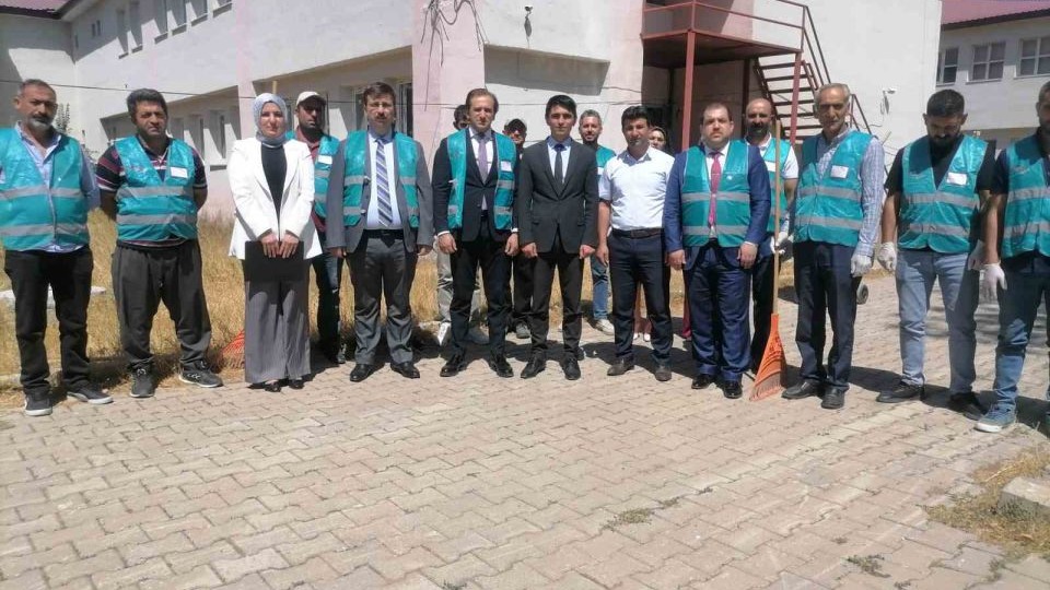Erzurum'da yükümlüler denetimli serbestlik kapsamında okulları eğitim öğretim dönemine hazırlıyor