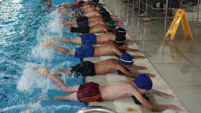 Patnos’ta yüzme antrenmanları devam ediyor