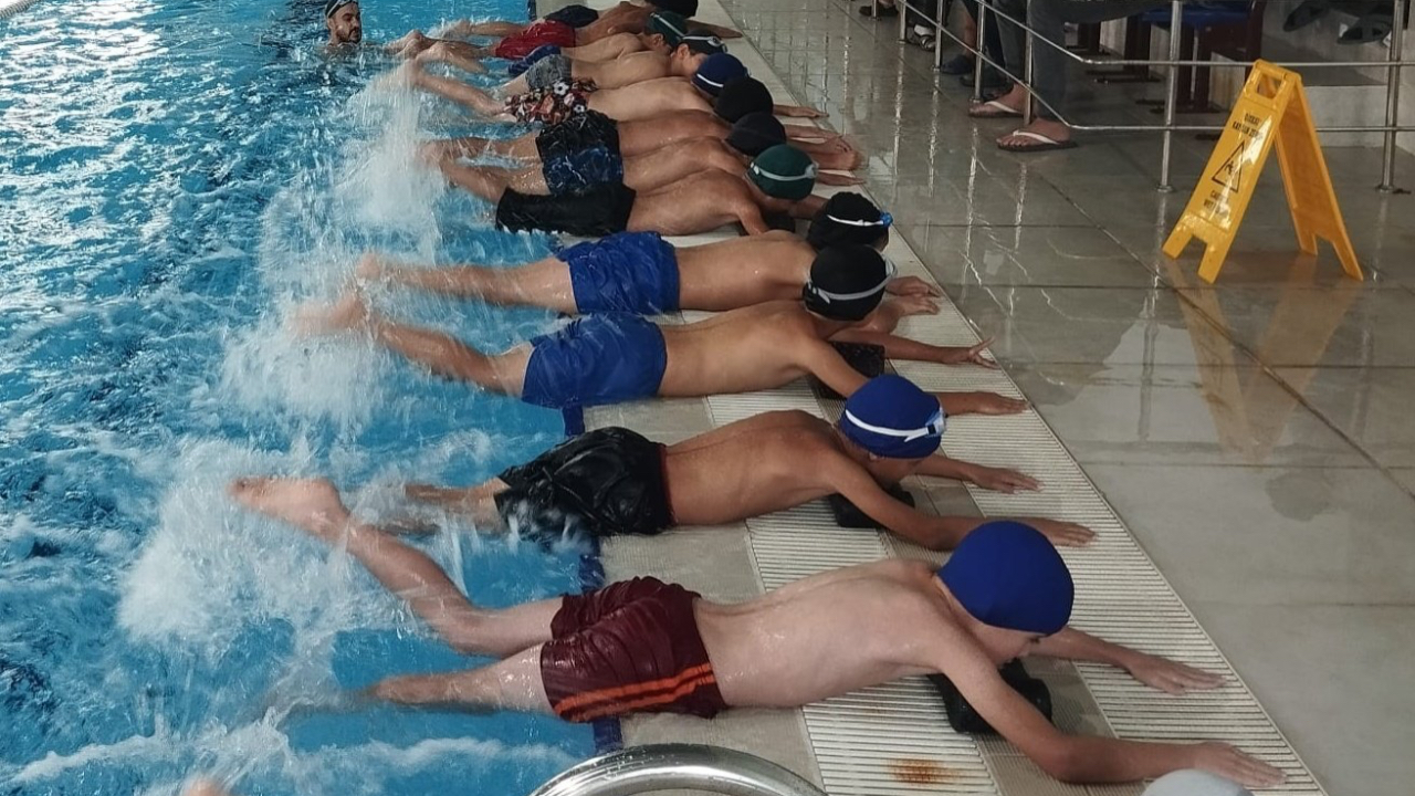Patnos’ta yüzme antrenmanları devam ediyor