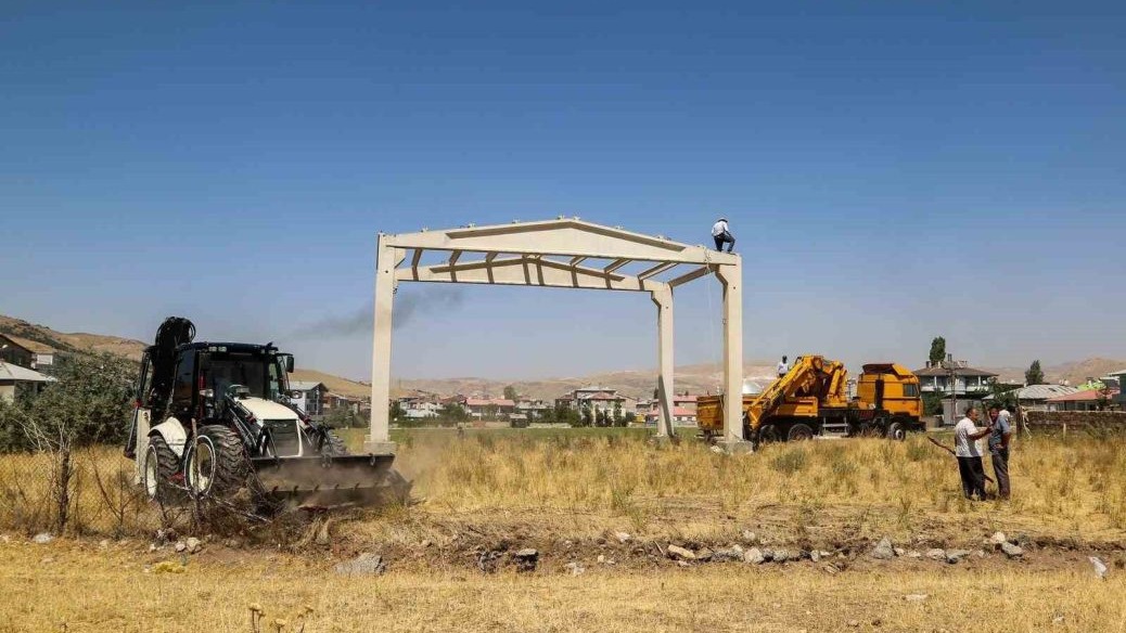 Van’da kamu alanlarını işgal eden yapıları kaldırıyor