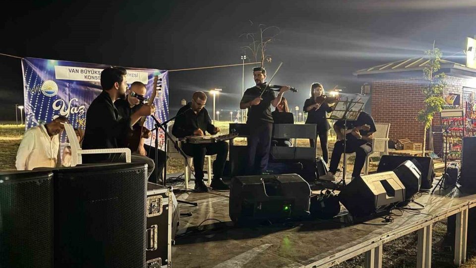 Van Büyükşehir Belediyesi’nin yaz konserlerine yoğun ilgi
