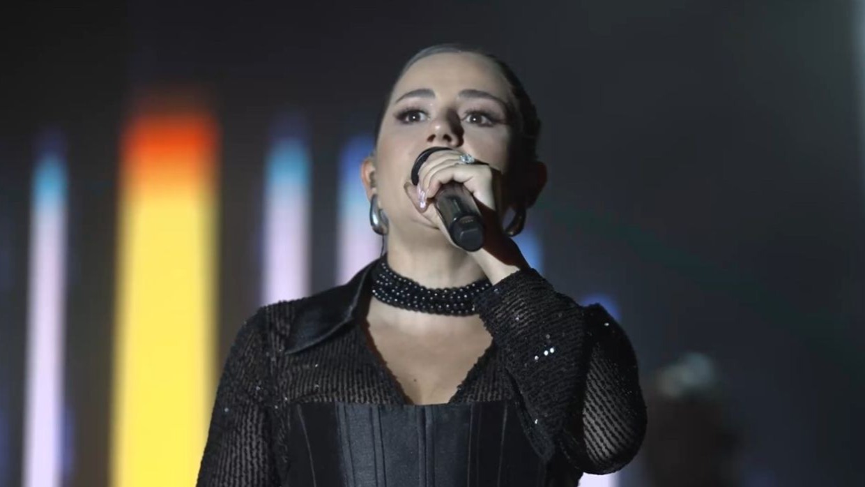Merve Özbey’den Yüksekova’da konser