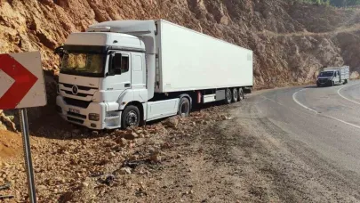 Erzincan İliç’te tır yoldan çıktı