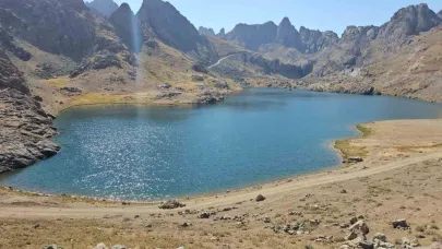 Cilo Dağları eteklerindeki Sat Gölleri doğa tutkunlarını hayran bırakıyor