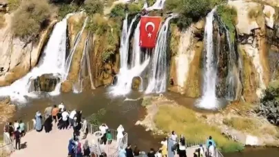 Jandarma Muradiye Şelales'inde dev Türk bayrağı açtı