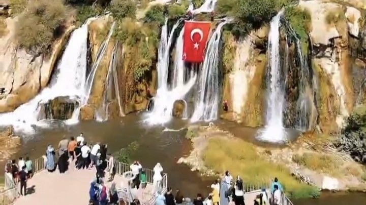 Jandarma Muradiye Şelales'inde dev Türk bayrağı açtı