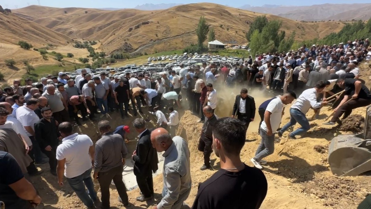 Kazada hayatını kaybeden aynı aileden 5 kişi gözyaşları içinde toprağa verildi