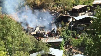 İspir Üzümbagı Köyü’nde korkutan yangın, 6 ev kullanılamaz hale geldi