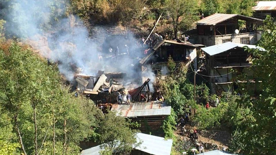 İspir Üzümbagı Köyü’nde korkutan yangın, 6 ev kullanılamaz hale geldi