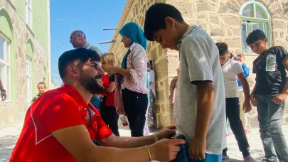 Doğubayazıt’ta gönüllülerden çocuklara giyim yardımı