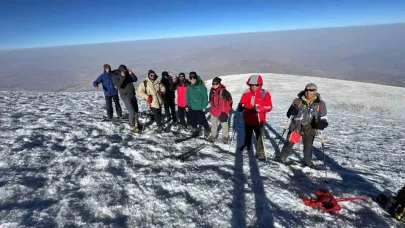Dağcılardan Ağrı Dağı'na 30 Ağustos Zafer Bayramı Yürüyüşü
