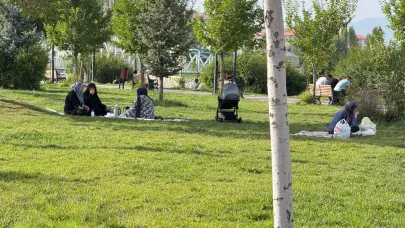 Ağrı’da Sıcaklardan Bunalan Vatandaşlar Millet Bahçesi’ne Akın Etti