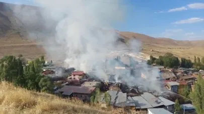 Köyde çıkan yangında 15 ev kullanılamaz hale geldi