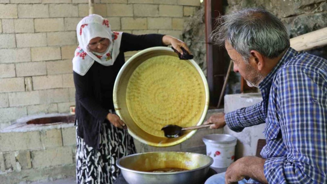Karnavas’ta geleneksel yöntemler dut pekmezi
