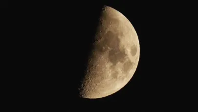 Bitlis Ahlat’ta yarım ay manzarası mest etti