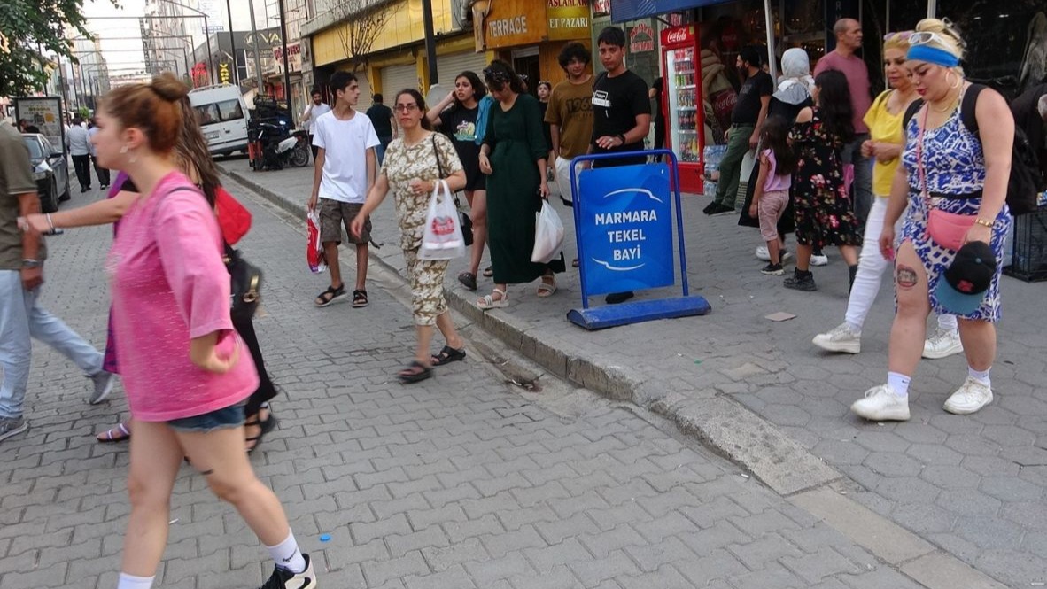İranlı turistler Van esnafının yüzünü güldürdü