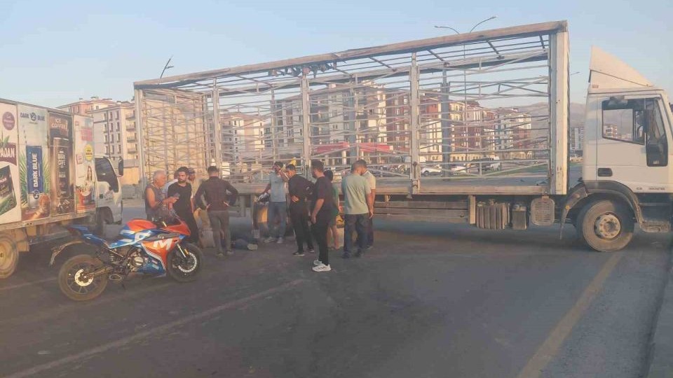 Kamyon ile motosiklet çarpıştı: 1 yaralı