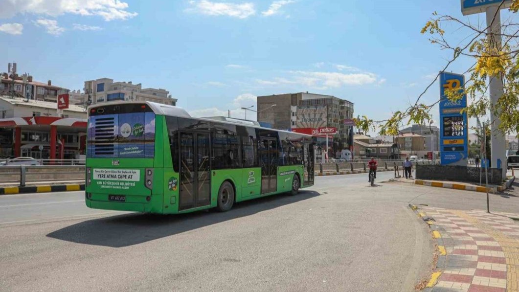 Van Büyükşehir Belediyesinin otobüsleri yeşile büründü