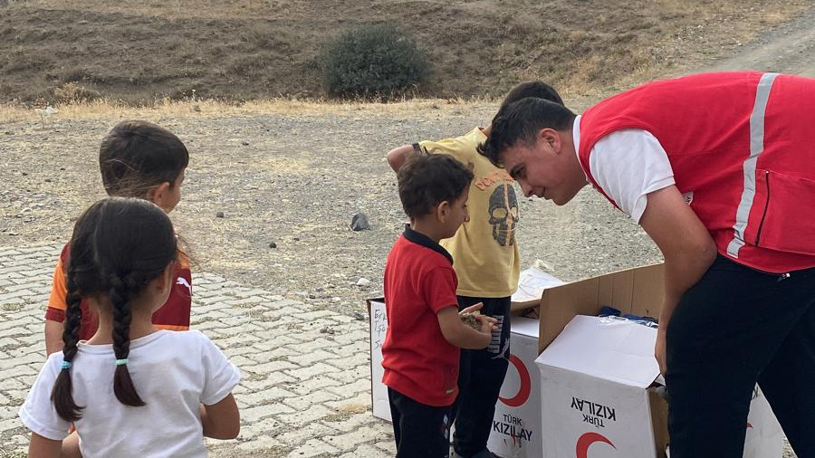 Ağrı’da Başçavuş Köyü Çocuklarına Kızılay Sürprizi