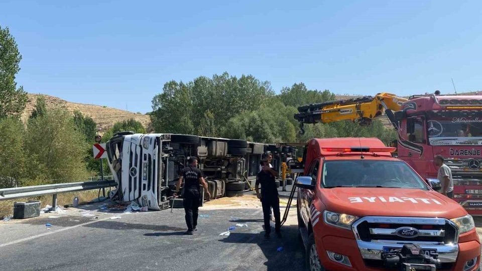 Devrilen tırın sürücüsü ağır yaralandı
