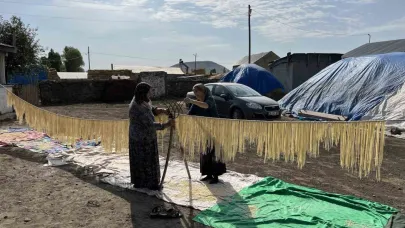 Köylü kadınlar imece usulü erişte kesiyor