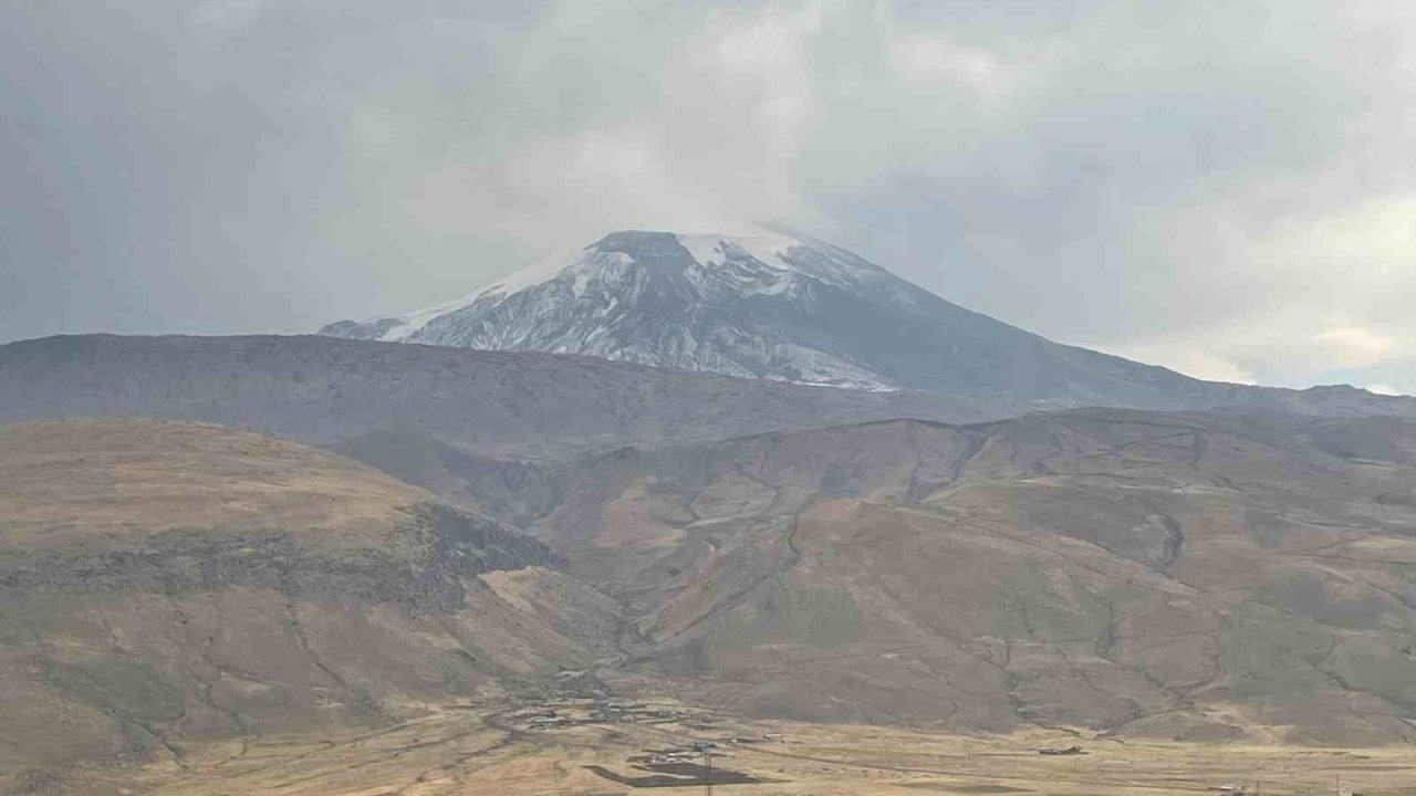 Ağrı Dağı Zirvesinde Kar Yağışı Etkili Oldu